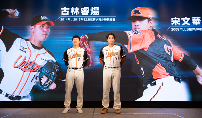 统一狮投手古林睿炀（左）、宋文华为谢国城杯站台，2人也分享自身经验给小球员。（台湾世界少棒联盟提供）