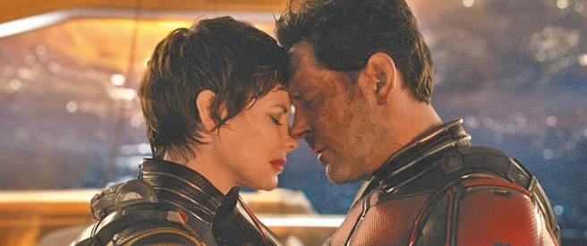 黄蜂女（左）和蚁人并肩作战也产生情愫。（迪士尼提供）