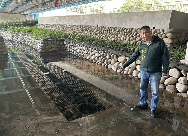 台中大里区南门桥涌泉常有当地妇女前往洗衣，然南门桥拓宽工程完工后，涌泉却出现断流，台中市议员李天生20日呼吁市府提出具体解决辨法。（台中市议员李天生提供／潘虹恩台中传真）