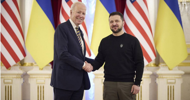 美国总统拜登突袭访问基辅并与泽伦斯基见面。（图／达志／美联社）