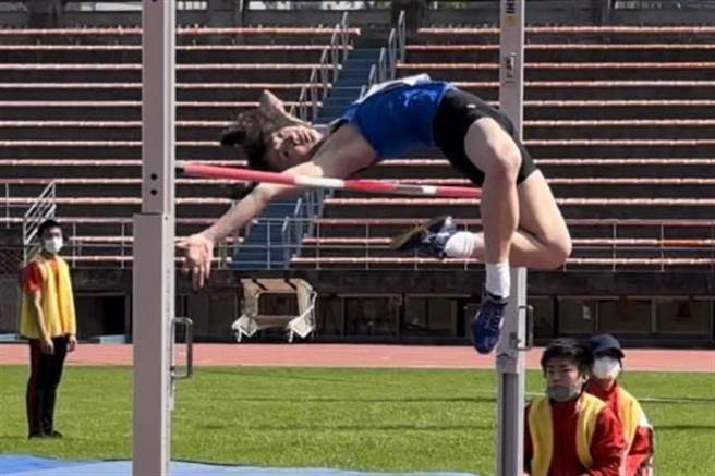 新竹县112年中小学联合运动大会20日闭幕，去年全中运的金牌选手林沛萱，跳高一举打破高悬32年的大会纪录。（新竹县政府提供／罗浚滨新竹传真）