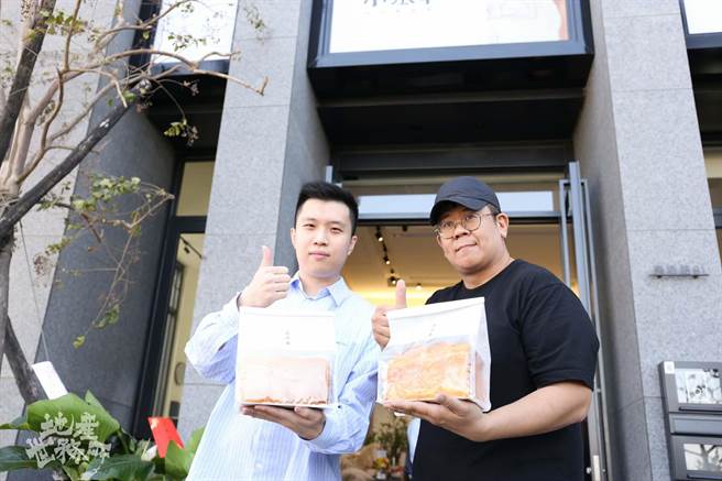 泰嘉开发董事长特助吕维哲（左）表示，这次约斥资2千万打造「小丞事吐司建筑室」。小丞事老板赖德庭更提到，未来有拓点计画。（柯宗纬摄）