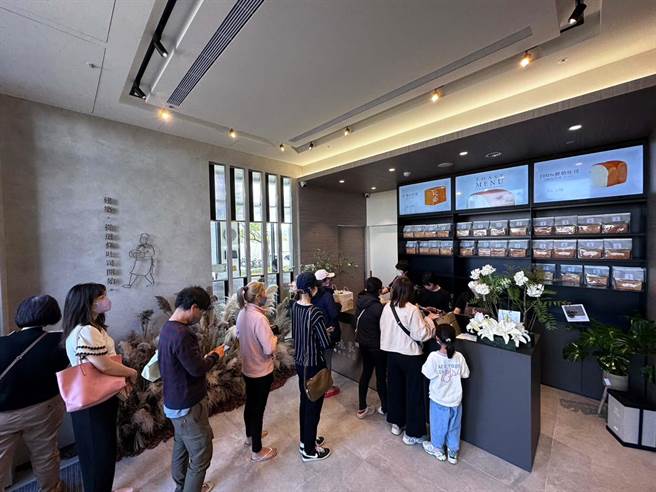 泰嘉开发近期与台南人气烘焙坊「小丞事」合作，开幕日850条吐司抢购一空。（柯宗纬翻摄）