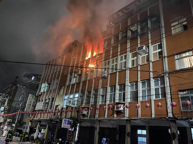 北投吉利街一处公寓电线走火引发火势。（翻摄画面）