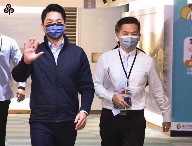 台北市长蒋万安（左）与发言人罗旺哲（右）。（陈俊吉摄）