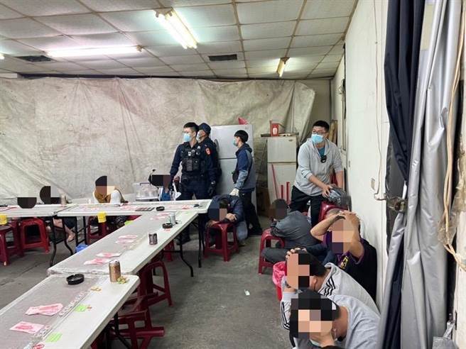 高雄大寮区某计程车招呼站暗藏赌场，遭到警方查获。（翻摄照片／崔正纲高雄传真）