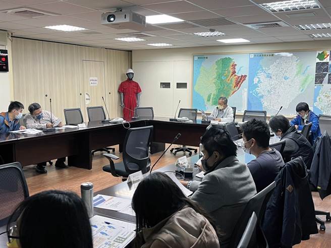 台南市政府召开府内各局处橙灯阶段应变整备前置会议，盘点各局处的各项应变作为，希望减少对产业的衝击。（市府提供／洪荣志台南传真）
