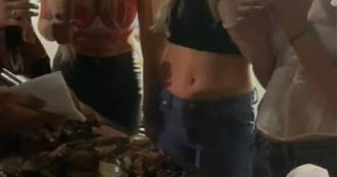 4名女子骚扰热狗摊贩，全程被拍下。（图／翻摄自rileykaufman9 TikTok）