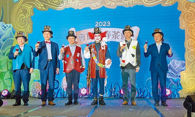 2023会展新春茶会，外贸协会董事长黄志芳（右三）率贸协硬体单位一级主管，向来宾预祝兔年会展昌隆。图／陈宗庆