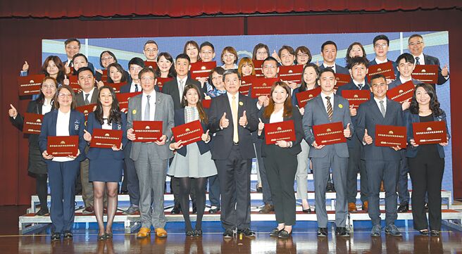 臺湾理财顾问认证协会（FPAT）17日举办今年度授证典礼，FPAT理事长李长庚与本届被授证者合影。图／FPAT提供