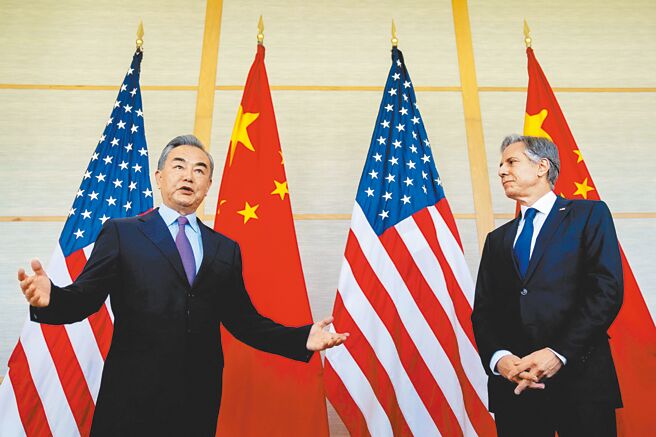 气球事件让中美关系紧绷，中共中央外事办主任王毅与美国国务卿布林肯在慕尼黑会议期间进行场边会议，双方发表强硬谈话、各执己见，图为两人在印尼峇里岛资料照。（路透）