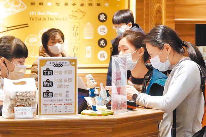 新冠肺炎本土疫情持续降温，中央流行疫情指挥中心宣布20日起实施室内口罩政策松绑，除2场合、4种特殊情境外，室内场合由民眾自主决定是否佩戴口罩。19日适逢假日，民眾前往百货公司逛街购物，除饮食外，民眾都习惯紧戴口罩。（黄世麒摄）