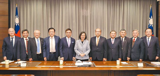 八大工商团体今日拜会蔡英文总统，为产业发声、提出建言，企业界希望两岸关系破冰，恢復官方交流，让经贸活动正常往来。图为去年3月1日蔡英文接见八大工商团体代表。（总统府提供）
