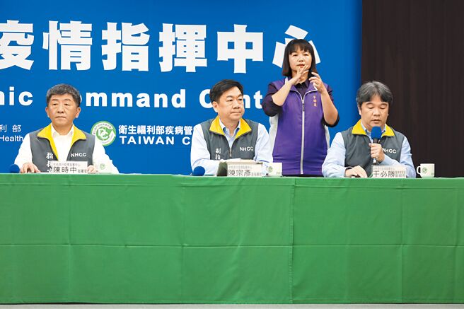 被称为「防疫五月天」的陈时中（前排左起）、陈宗彦、王必胜3人，分别传出咸猪手、性招待、养小三的桃色事件。（中央流行疫情指挥中心提供）