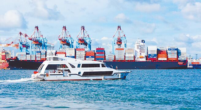 高雄市府抢攻港澳游客观光潮，将规画邮轮行程。图为高雄第二港口与第一港口多采多姿的港景 。（高市府提供）