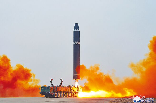 北韩18日朝日本西部沿岸附近海域试射「火星-15」型洲际弹道飞弹，对此，韩国和美国昨日实施了联合空演，并投入B-1B战略轰炸机等战略武器参演。（朝中社）