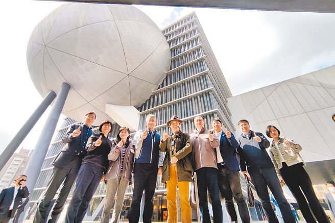 上海市台办副主任李骁东（左四）等6人来台访问，19日参访台北表演艺术中心，在北艺中心执行长王孟超（中）介绍下，了解该建筑物的设计理念，并在北艺中心前合影留念。（郑任南摄）