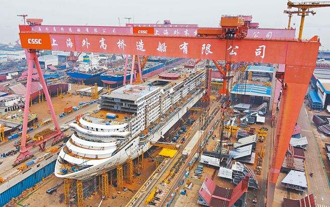 大陆国产首艘大型邮轮目前工程进度已超过87％，计画今年5月底出坞、7月开启试航。（中新社）