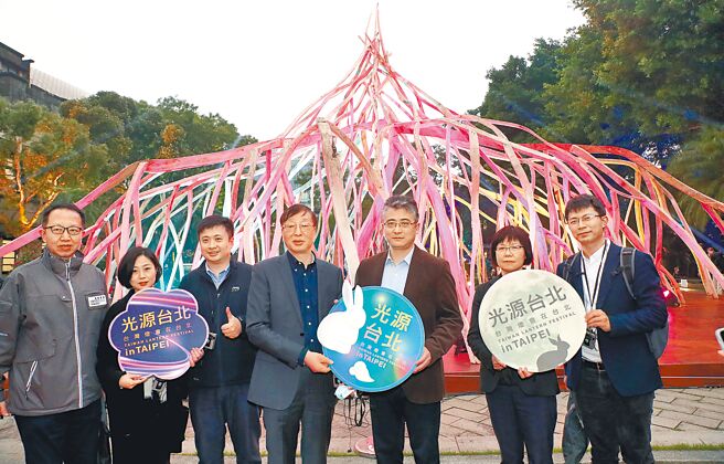 在两岸疫情都解封后，重启民间交流是今年大陆对台工作的首要重点。图为上海市台办副主任李骁东（右三）等6人来台访问，在台北市政府参事杨庆辉（左一）陪同下，19日参观2023台湾灯会。（郑任南摄）