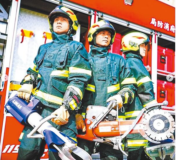 台湾高尔夫好手潘政琮捐出百万奥运奖金，提供苗栗县消防局採购16套高级消防装备，日前刚交货分发特搜分队使用，消防局透过脸书向潘表达感谢。（苗栗县消防局提供／李京升苗栗传真）