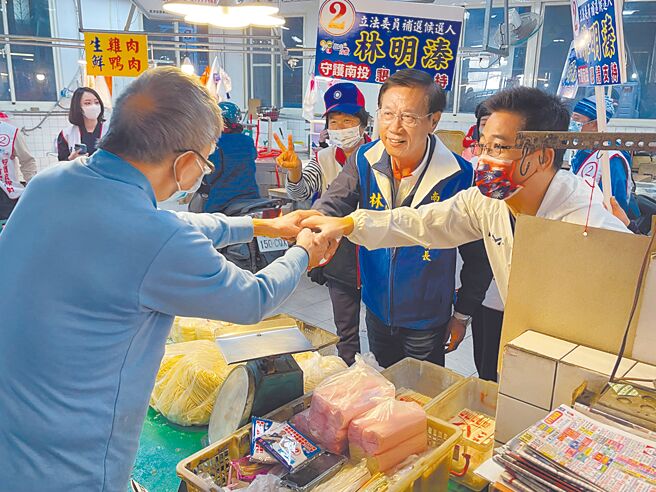前五星县长黄健庭与林明溱合体，在水里菜市场拜票，为参加立委补选的林明溱辅选。（杨静茹摄）