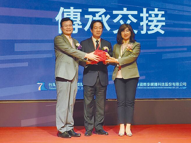 中部上市柜公司菁英联谊会19日于台中乌日区清新温泉饭店举办第28、29届会长交接典礼，由第28届会长顏德清（左）传承给新任会长廖紫岑（右），副总统赖清德（中）出席见证。（潘虹恩摄）