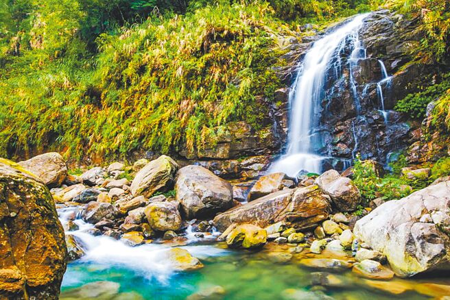 嘉义县观音瀑布曾名列嘉义旧5景之一，是竹崎乡重要自然景观，更是眾多嘉义人的回忆，目前因边坡落石危险被迫二度封闭、施工中。（摘自阿里山国家风景区管理处官网／吕妍庭嘉义传真）