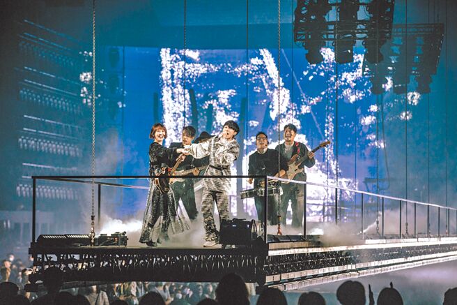 鱼丁纟6位团员昨站上空桥嗨唱。（环球提供）