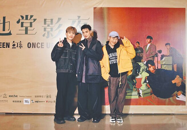 小赖（右起）、黄伟晋与龚言修昨进场欣赏演唱会。（环球提供）