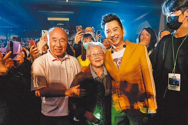 哈林（右起）演出时无预警走下台和百岁铁粉奶奶及其儿子开心合照。（Joy Entertainment提供）