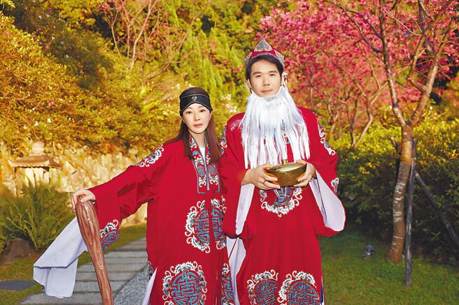 陈怡蓉（左）与老公薛博仁在春酒上扮成土地公、土地婆迎宾，相当逗趣。（圣缇雅提供）