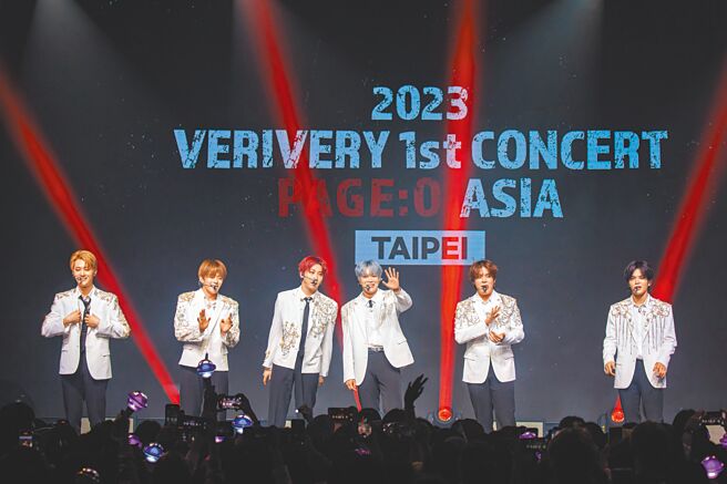 勇胜（左起）、冈旻、浩荣、东宪、延浩、启贤昨开心跟台下粉丝互动聊天。（ON INN ASIA提供）