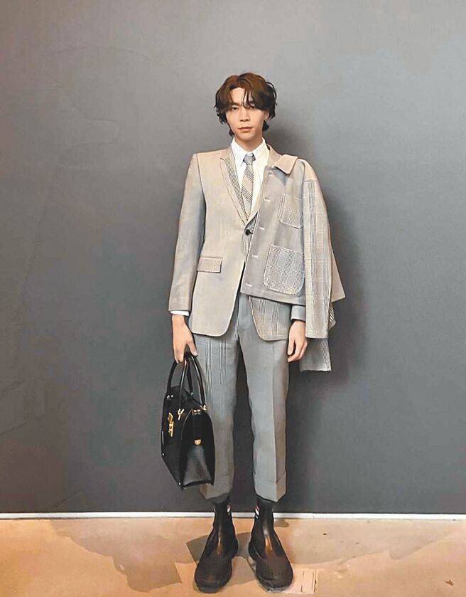 NCT 127成员徐英浩受邀出席Thom Browne 2023秋冬系列发表。（摘自徐英浩 IG）