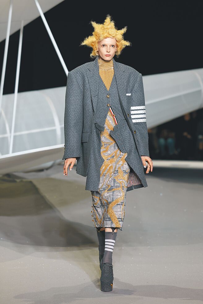Thom Browne本季灵感汲取自《小王子》，特别将模特儿髮型塑造成小王子经典形象。（CFP）