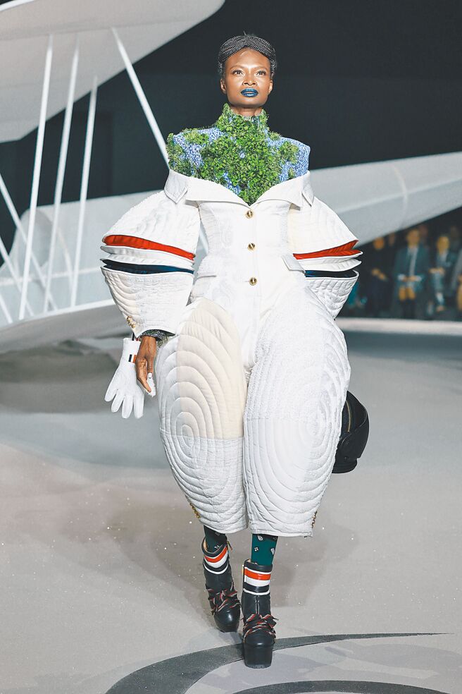 Thom Browne本季依旧以基本的白色调为主，但在廓形上面十分浮夸。（CFP）