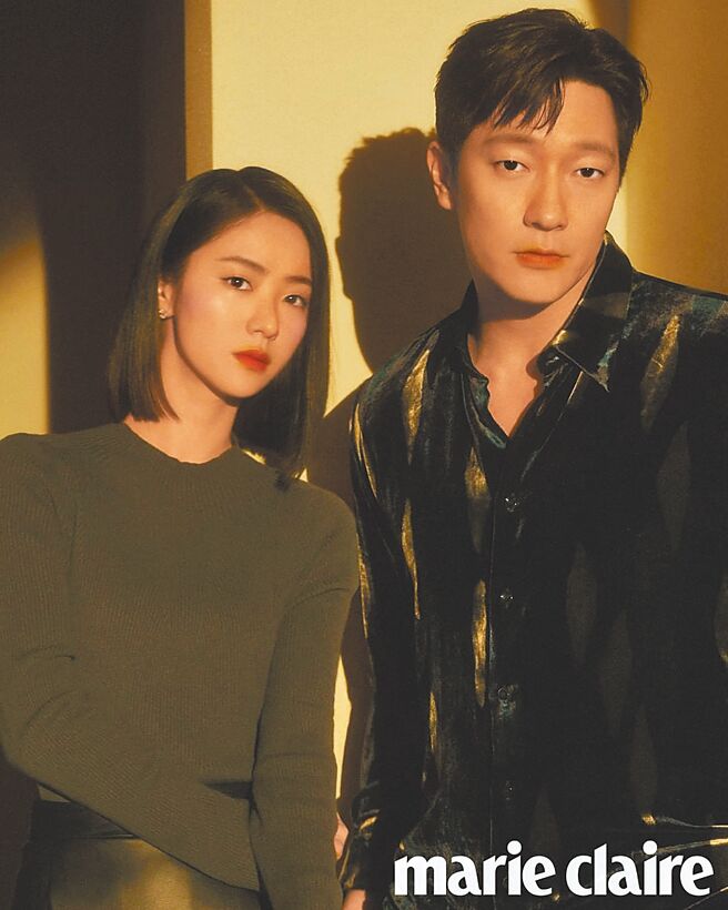 Armani Prive韩国香氛代言人全汝彬（左）、孙锡久登上韩国版《Marie Claire》，成为香氛迷近期佳话。（Armani Prive提供）