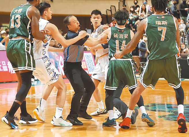 陈孝榕（中）跟蒋淯安爆发衝突的瞬间。（中央社）