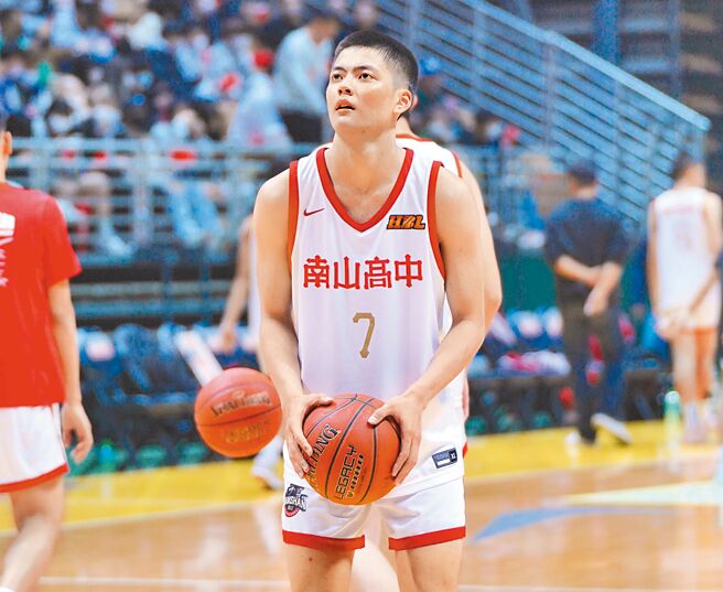 南山高中男篮好手叶惟捷，将和在南山高中女篮的妹妹叶侑璇一起前进台北小巨蛋HBL 4强总决赛。（高中体总提供）
