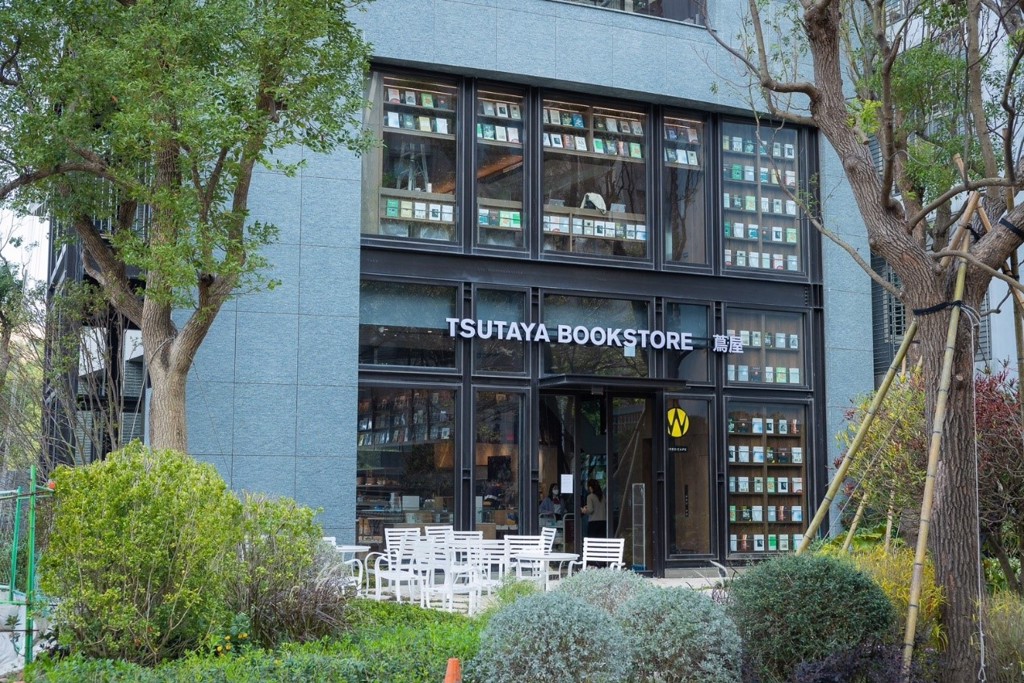 書店緊鄰落羽松樹旁，打造充滿綠意舒適的氛圍。（圖/竹風建設提供）