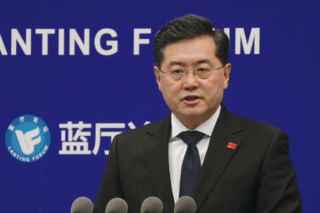 2023年2月21日，陆外交部长秦刚在全球安全倡议（GSI）蓝厅论坛上发表讲话：中国解决安全挑战的方案。（美联社）(photo:ChinaTimes)