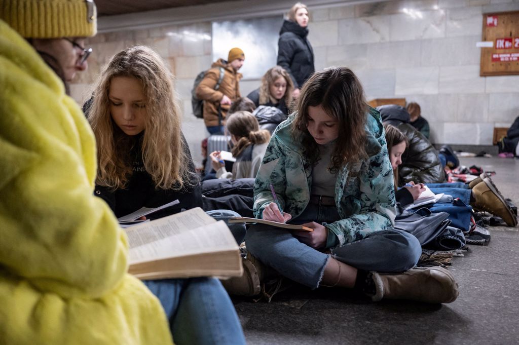 乌克兰一群学生2月10日在当作防空避难所的首都基辅地铁站里上课。（图／路透社）(photo:ChinaTimes)
