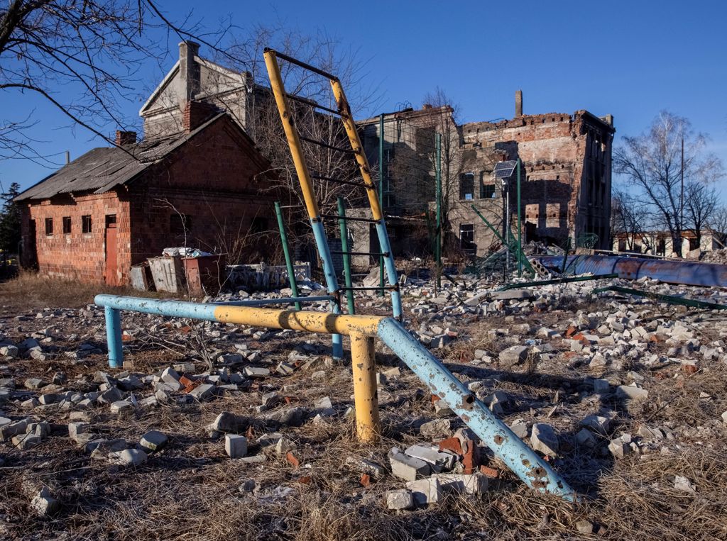 乌克兰东部顿内次克州利曼一所小学的游戏场，在俄军砲火轰炸之下全毁。（图／路透社资料照片）(photo:ChinaTimes)