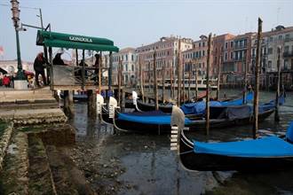 義大利鬧乾旱！威尼斯運河水位異常低 貢多拉擱淺慘況曝
