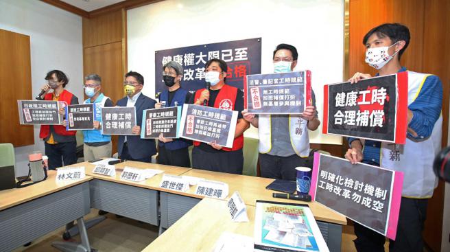 公服法正式上路后，瞬间引爆基层怒火，原有工时不减、勤务量一样多，但工资每月至少少了3000元。（图／报系资料照）