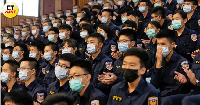 资深员警指出，提高基层轮值的深夜勤加给才能缩小员警和高官的加班费差距（图／黄耀徵摄）