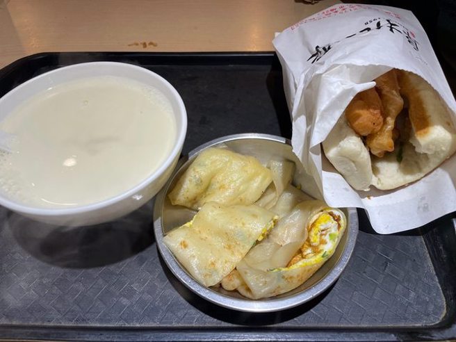 一名女网友表示，平日早上特地到阜杭豆浆买早餐，她排了近1个小时。（图／翻摄自PTT）