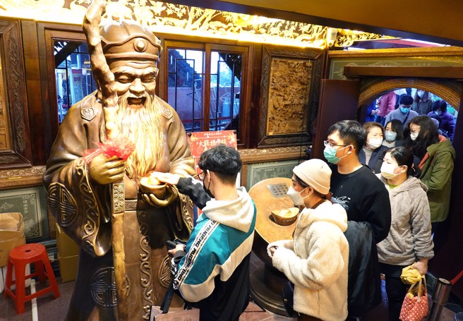 今天农历2月2日龙抬头，也是土地公的生日，命理师教5步骤催财旺运。（图／资料照，姚志平摄）