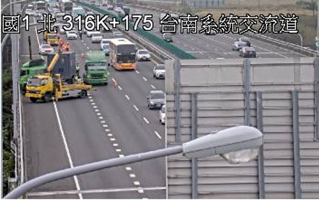 上班族改道！国1台南系统「1大车、1小车追撞」，回堵3公里。(翻摄高速公路1968)