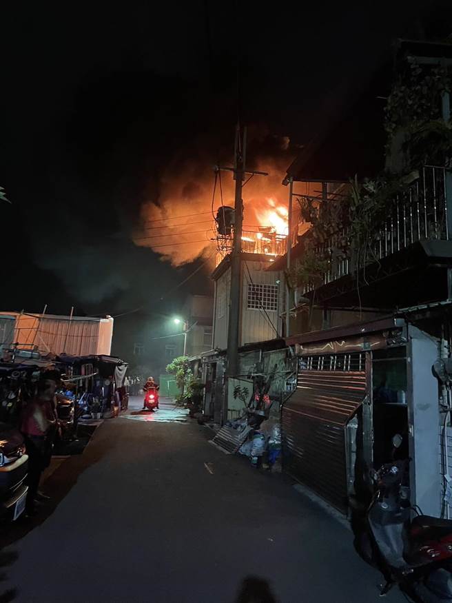 新化区民宅深夜火警，延烧5户，所幸无人受伤。（民眾提供／曹婷婷台南传真）
