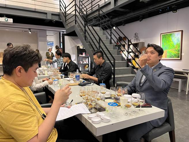 旺旺中时第一届「金威奖」素人北中南300人盲测活动，吸引威士忌界重量级达人到场，现场星光熠熠，图右为M8粉专「M8喝酒老实说」的Max。（林金池摄）